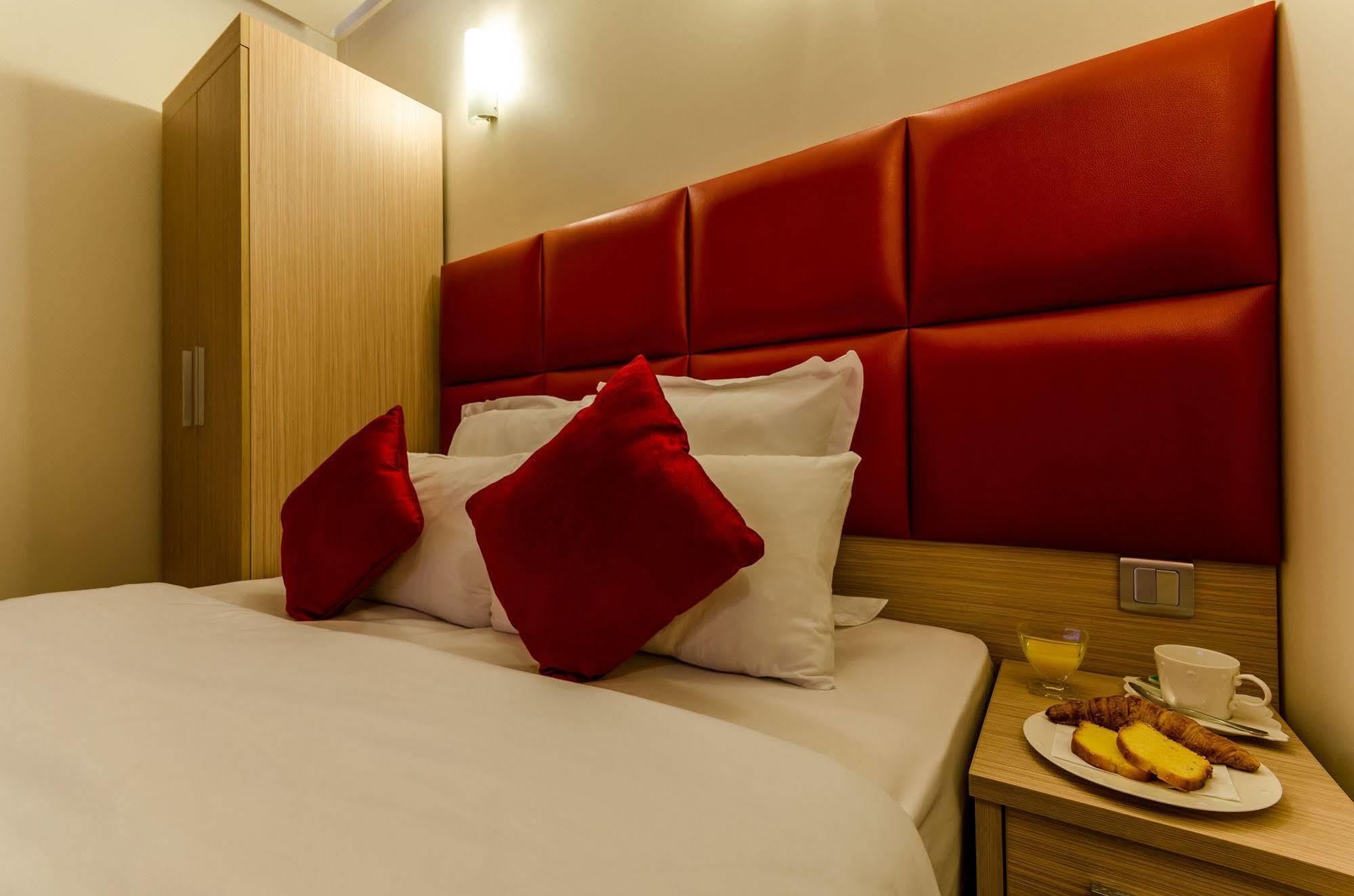 Hotel Riviera Renovated Parigi Esterno foto